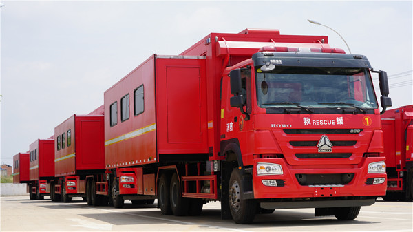 重汽豪沃后雙橋救援宿營車(8-24人)