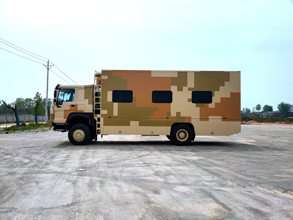 重汽豪沃四驅野戰宿營車(12人)