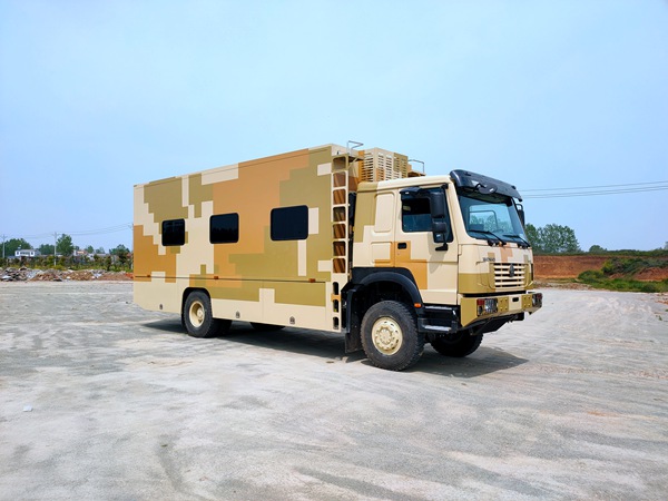 重汽豪沃四驅野戰宿營車(12人)