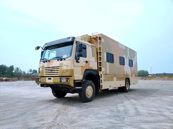 重汽豪沃四驅野戰宿營車(12人)