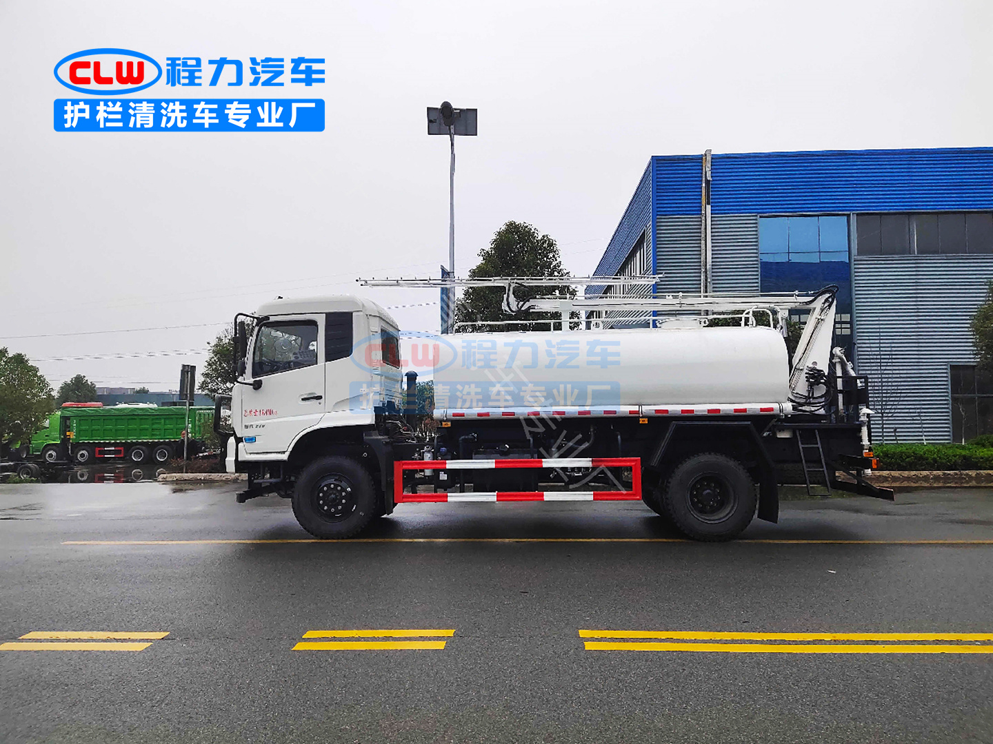 東風天錦4驅灑水車加裝光伏板設備