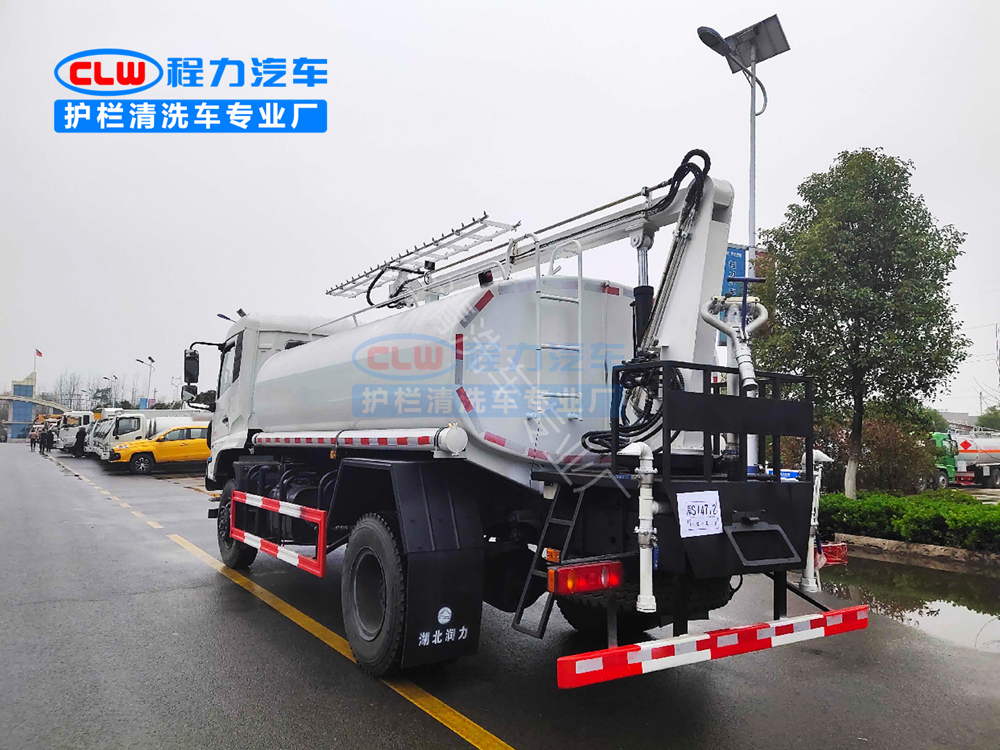 東風天錦4驅灑水車加裝光伏板設備