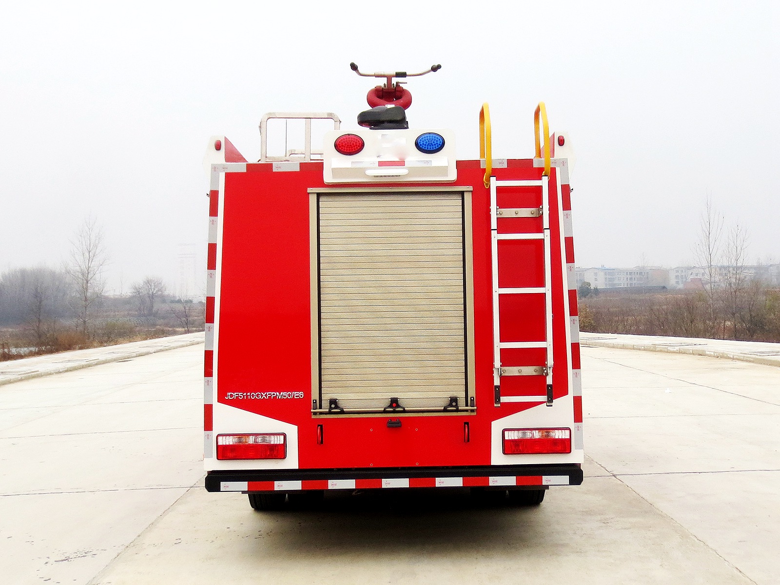 國六東風多利卡D7-5.5立方水罐消防車